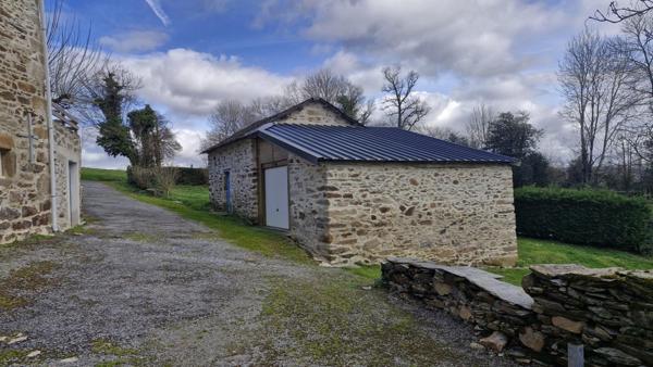 Maison mitoyenne dans hameau avec garage et terrain