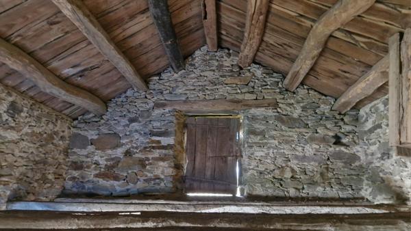 Maison mitoyenne dans hameau avec garage et terrain