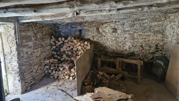 Maison mitoyenne dans hameau avec garage et terrain