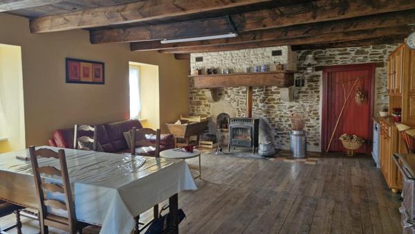 Maison mitoyenne dans hameau avec garage et terrain