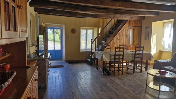 Maison mitoyenne dans hameau avec garage et terrain