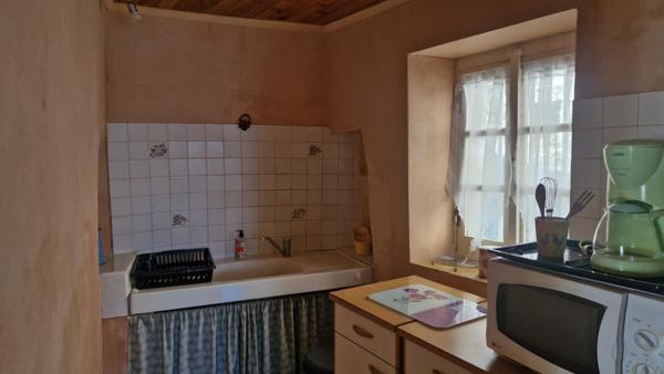 Maison mitoyenne dans hameau avec garage et terrain