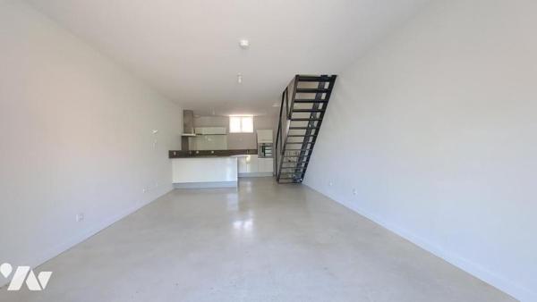 Appartement T3 duplex + jardin, local et places de parking