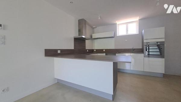 Appartement T3 duplex + jardin, local et places de parking