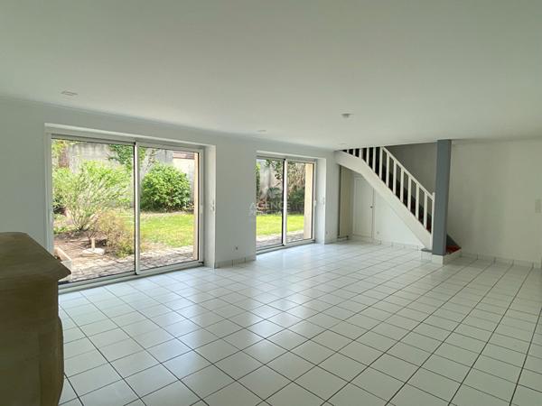 Maison Le Mesnil Le Roi 8 pièce(s) 140.30 m2

Loyer €2 900/mois **

- Ref : 12475