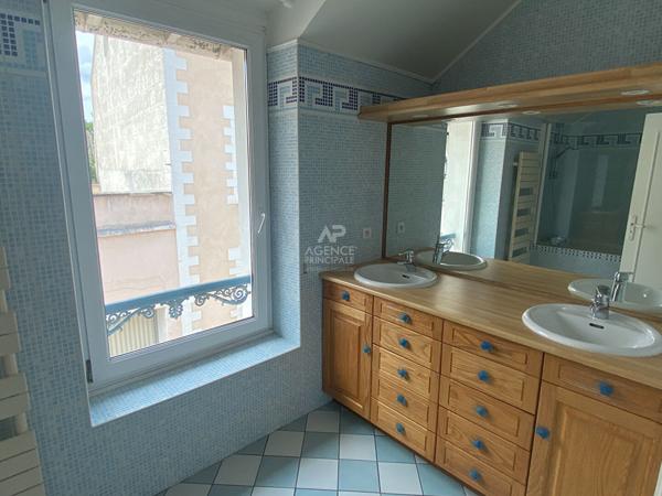 Maison Le Mesnil Le Roi 8 pièce(s) 140.30 m2

Loyer €2 900/mois **

- Ref : 12475