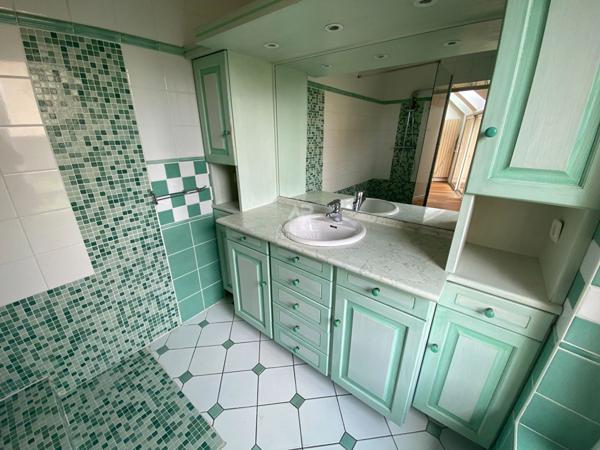 Maison Le Mesnil Le Roi 8 pièce(s) 140.30 m2

Loyer €2 900/mois **

- Ref : 12475