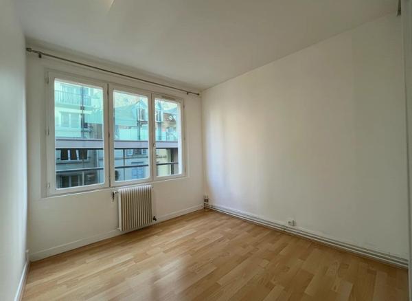 Vente                                                      Appartement
                        
                     3 pièces                      50 m2                     à Chartres