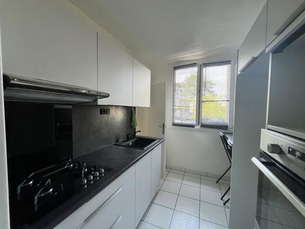 Appartement à louer 880 € CC Joué-lès-Tours 4 p 69 m² DPE D