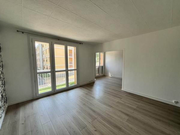 Appartement à louer 880 € CC Joué-lès-Tours 4 p 69 m² DPE D