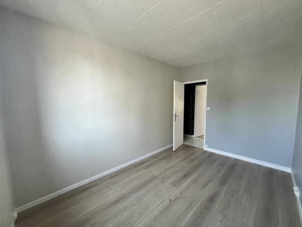 Appartement à louer 880 € CC Joué-lès-Tours 4 p 69 m² DPE D