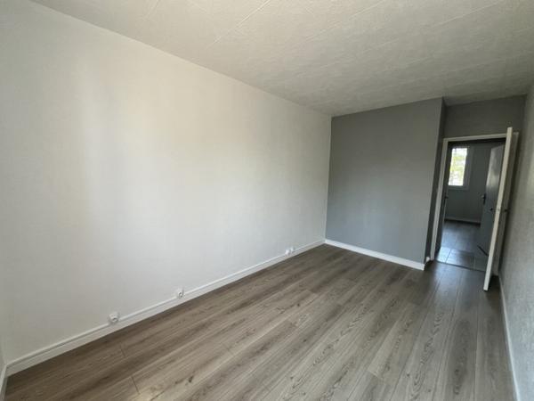 Appartement à louer 880 € CC Joué-lès-Tours 4 p 69 m² DPE D
