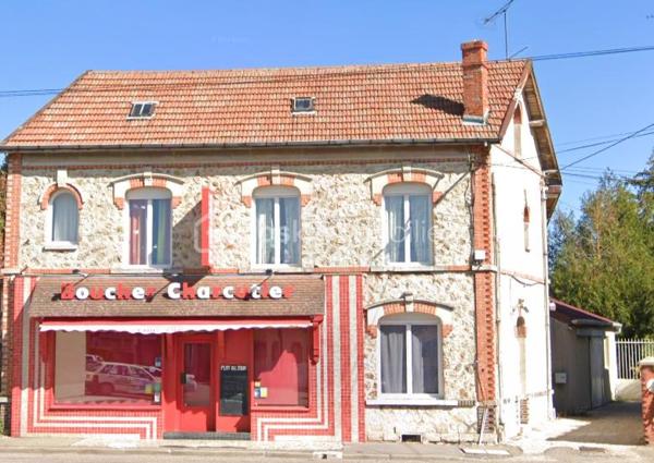 Votre agent BSK immobilier vous présente cette propriété avec un très grand potentiel pour habiter ou pour investir !!! 

**Un rafraîchissement est nécessaire mais sera immédiatement rentabilisé**

Il s’agit d’un ensemble de : maison de 98 m² + un local commercial communicant de 183m² (ancienne boucherie) + une dépendance de 2 pièces de 55m²
Composition : 
Au rez-de-chaussée : Vous franchissez la porte d'entrée et arrivez sur une entrée desservant un séjour de 13.5m², un WC et une porte au fond de cette entrée, qui communique avec le local commercial qui se compose de :
-	Avant boutique d’une surface de 35m²
-	Un laboratoire de charcuterie de 30m²
-	Un laboratoire de boucherie de 49m²
-	Un vestiaire de 20m² avec 2 WC une douche
Au premier étage : En haut des escaliers vous arrivez sur un palier desservant 3 grandes chambres : 
-	Une première chambre de 18m² avec une salle d’eau et WC
-	Une deuxième chambre 12 m² 
-	Une troisième chambre de 15m² donnant sur une pièce de 5 m² (utilités : bureau ou dressing) 
-	Une porte au fond du palier qui vous mène vers un grenier de 45m² avec deux pièces.
Les dépendances :
Au rez-de-chaussée deux grands garages collés, de 28m² chacun
Au premier étage : Une petite maison de 55m² avec un dégagement, une cuisine, séjour avec placard, une chambre, une salle d’eau et un balcon couvert. 
Un terrain de 550 m² clôturé, complète cette propriété.
Les équipements : 
Chauffage à gaz de ville (radiateurs)
Fenêtres à double vitrage avec des volets 
Proximité :
Ecoles élémentaire et primaire à 800m 
A 5 minutes à pied du centre-ville 
A 5 minutes de la gare de Romilly sur Siene ( 1h10 minutes de Paris Est) 
Les commerces ( ALDI , LIDL, LECLERC,BUT , Action , Gémo…) 
A équidistance de 35 Km entre Provins 77 et la grande ville de Troyes.

Venez vite découvrir cette belle occasion et je serai ravis de répondre à vos questions et de vous aider à vous projeter selon vos besoins ! 
A très vite !