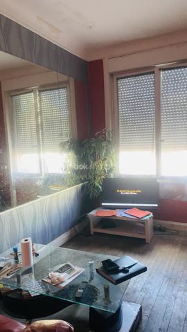 Votre agent BSK immobilier vous présente cette propriété avec un très grand potentiel pour habiter ou pour investir !!! 

**Un rafraîchissement est nécessaire mais sera immédiatement rentabilisé**

Il s’agit d’un ensemble de : maison de 98 m² + un local commercial communicant de 183m² (ancienne boucherie) + une dépendance de 2 pièces de 55m²
Composition : 
Au rez-de-chaussée : Vous franchissez la porte d'entrée et arrivez sur une entrée desservant un séjour de 13.5m², un WC et une porte au fond de cette entrée, qui communique avec le local commercial qui se compose de :
-	Avant boutique d’une surface de 35m²
-	Un laboratoire de charcuterie de 30m²
-	Un laboratoire de boucherie de 49m²
-	Un vestiaire de 20m² avec 2 WC une douche
Au premier étage : En haut des escaliers vous arrivez sur un palier desservant 3 grandes chambres : 
-	Une première chambre de 18m² avec une salle d’eau et WC
-	Une deuxième chambre 12 m² 
-	Une troisième chambre de 15m² donnant sur une pièce de 5 m² (utilités : bureau ou dressing) 
-	Une porte au fond du palier qui vous mène vers un grenier de 45m² avec deux pièces.
Les dépendances :
Au rez-de-chaussée deux grands garages collés, de 28m² chacun
Au premier étage : Une petite maison de 55m² avec un dégagement, une cuisine, séjour avec placard, une chambre, une salle d’eau et un balcon couvert. 
Un terrain de 550 m² clôturé, complète cette propriété.
Les équipements : 
Chauffage à gaz de ville (radiateurs)
Fenêtres à double vitrage avec des volets 
Proximité :
Ecoles élémentaire et primaire à 800m 
A 5 minutes à pied du centre-ville 
A 5 minutes de la gare de Romilly sur Siene ( 1h10 minutes de Paris Est) 
Les commerces ( ALDI , LIDL, LECLERC,BUT , Action , Gémo…) 
A équidistance de 35 Km entre Provins 77 et la grande ville de Troyes.

Venez vite découvrir cette belle occasion et je serai ravis de répondre à vos questions et de vous aider à vous projeter selon vos besoins ! 
A très vite !