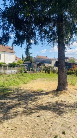 Votre agent BSK immobilier vous présente cette propriété avec un très grand potentiel pour habiter ou pour investir !!! 

**Un rafraîchissement est nécessaire mais sera immédiatement rentabilisé**

Il s’agit d’un ensemble de : maison de 98 m² + un local commercial communicant de 183m² (ancienne boucherie) + une dépendance de 2 pièces de 55m²
Composition : 
Au rez-de-chaussée : Vous franchissez la porte d'entrée et arrivez sur une entrée desservant un séjour de 13.5m², un WC et une porte au fond de cette entrée, qui communique avec le local commercial qui se compose de :
-	Avant boutique d’une surface de 35m²
-	Un laboratoire de charcuterie de 30m²
-	Un laboratoire de boucherie de 49m²
-	Un vestiaire de 20m² avec 2 WC une douche
Au premier étage : En haut des escaliers vous arrivez sur un palier desservant 3 grandes chambres : 
-	Une première chambre de 18m² avec une salle d’eau et WC
-	Une deuxième chambre 12 m² 
-	Une troisième chambre de 15m² donnant sur une pièce de 5 m² (utilités : bureau ou dressing) 
-	Une porte au fond du palier qui vous mène vers un grenier de 45m² avec deux pièces.
Les dépendances :
Au rez-de-chaussée deux grands garages collés, de 28m² chacun
Au premier étage : Une petite maison de 55m² avec un dégagement, une cuisine, séjour avec placard, une chambre, une salle d’eau et un balcon couvert. 
Un terrain de 550 m² clôturé, complète cette propriété.
Les équipements : 
Chauffage à gaz de ville (radiateurs)
Fenêtres à double vitrage avec des volets 
Proximité :
Ecoles élémentaire et primaire à 800m 
A 5 minutes à pied du centre-ville 
A 5 minutes de la gare de Romilly sur Siene ( 1h10 minutes de Paris Est) 
Les commerces ( ALDI , LIDL, LECLERC,BUT , Action , Gémo…) 
A équidistance de 35 Km entre Provins 77 et la grande ville de Troyes.

Venez vite découvrir cette belle occasion et je serai ravis de répondre à vos questions et de vous aider à vous projeter selon vos besoins ! 
A très vite !