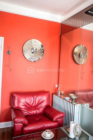 Votre agent BSK immobilier vous présente cette propriété avec un très grand potentiel pour habiter ou pour investir !!! 

**Un rafraîchissement est nécessaire mais sera immédiatement rentabilisé**

Il s’agit d’un ensemble de : maison de 98 m² + un local commercial communicant de 183m² (ancienne boucherie) + une dépendance de 2 pièces de 55m²
Composition : 
Au rez-de-chaussée : Vous franchissez la porte d'entrée et arrivez sur une entrée desservant un séjour de 13.5m², un WC et une porte au fond de cette entrée, qui communique avec le local commercial qui se compose de :
-	Avant boutique d’une surface de 35m²
-	Un laboratoire de charcuterie de 30m²
-	Un laboratoire de boucherie de 49m²
-	Un vestiaire de 20m² avec 2 WC une douche
Au premier étage : En haut des escaliers vous arrivez sur un palier desservant 3 grandes chambres : 
-	Une première chambre de 18m² avec une salle d’eau et WC
-	Une deuxième chambre 12 m² 
-	Une troisième chambre de 15m² donnant sur une pièce de 5 m² (utilités : bureau ou dressing) 
-	Une porte au fond du palier qui vous mène vers un grenier de 45m² avec deux pièces.
Les dépendances :
Au rez-de-chaussée deux grands garages collés, de 28m² chacun
Au premier étage : Une petite maison de 55m² avec un dégagement, une cuisine, séjour avec placard, une chambre, une salle d’eau et un balcon couvert. 
Un terrain de 550 m² clôturé, complète cette propriété.
Les équipements : 
Chauffage à gaz de ville (radiateurs)
Fenêtres à double vitrage avec des volets 
Proximité :
Ecoles élémentaire et primaire à 800m 
A 5 minutes à pied du centre-ville 
A 5 minutes de la gare de Romilly sur Siene ( 1h10 minutes de Paris Est) 
Les commerces ( ALDI , LIDL, LECLERC,BUT , Action , Gémo…) 
A équidistance de 35 Km entre Provins 77 et la grande ville de Troyes.

Venez vite découvrir cette belle occasion et je serai ravis de répondre à vos questions et de vous aider à vous projeter selon vos besoins ! 
A très vite !