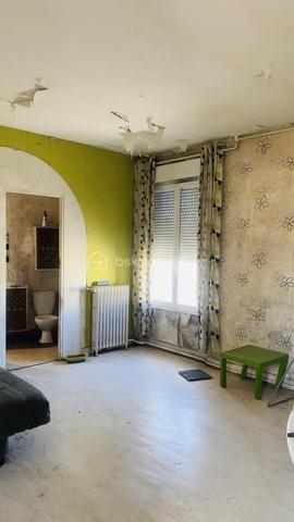 Votre agent BSK immobilier vous présente cette propriété avec un très grand potentiel pour habiter ou pour investir !!! 

**Un rafraîchissement est nécessaire mais sera immédiatement rentabilisé**

Il s’agit d’un ensemble de : maison de 98 m² + un local commercial communicant de 183m² (ancienne boucherie) + une dépendance de 2 pièces de 55m²
Composition : 
Au rez-de-chaussée : Vous franchissez la porte d'entrée et arrivez sur une entrée desservant un séjour de 13.5m², un WC et une porte au fond de cette entrée, qui communique avec le local commercial qui se compose de :
-	Avant boutique d’une surface de 35m²
-	Un laboratoire de charcuterie de 30m²
-	Un laboratoire de boucherie de 49m²
-	Un vestiaire de 20m² avec 2 WC une douche
Au premier étage : En haut des escaliers vous arrivez sur un palier desservant 3 grandes chambres : 
-	Une première chambre de 18m² avec une salle d’eau et WC
-	Une deuxième chambre 12 m² 
-	Une troisième chambre de 15m² donnant sur une pièce de 5 m² (utilités : bureau ou dressing) 
-	Une porte au fond du palier qui vous mène vers un grenier de 45m² avec deux pièces.
Les dépendances :
Au rez-de-chaussée deux grands garages collés, de 28m² chacun
Au premier étage : Une petite maison de 55m² avec un dégagement, une cuisine, séjour avec placard, une chambre, une salle d’eau et un balcon couvert. 
Un terrain de 550 m² clôturé, complète cette propriété.
Les équipements : 
Chauffage à gaz de ville (radiateurs)
Fenêtres à double vitrage avec des volets 
Proximité :
Ecoles élémentaire et primaire à 800m 
A 5 minutes à pied du centre-ville 
A 5 minutes de la gare de Romilly sur Siene ( 1h10 minutes de Paris Est) 
Les commerces ( ALDI , LIDL, LECLERC,BUT , Action , Gémo…) 
A équidistance de 35 Km entre Provins 77 et la grande ville de Troyes.

Venez vite découvrir cette belle occasion et je serai ravis de répondre à vos questions et de vous aider à vous projeter selon vos besoins ! 
A très vite !