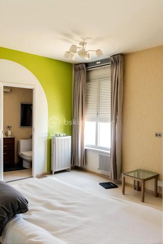 Votre agent BSK immobilier vous présente cette propriété avec un très grand potentiel pour habiter ou pour investir !!! 

**Un rafraîchissement est nécessaire mais sera immédiatement rentabilisé**

Il s’agit d’un ensemble de : maison de 98 m² + un local commercial communicant de 183m² (ancienne boucherie) + une dépendance de 2 pièces de 55m²
Composition : 
Au rez-de-chaussée : Vous franchissez la porte d'entrée et arrivez sur une entrée desservant un séjour de 13.5m², un WC et une porte au fond de cette entrée, qui communique avec le local commercial qui se compose de :
-	Avant boutique d’une surface de 35m²
-	Un laboratoire de charcuterie de 30m²
-	Un laboratoire de boucherie de 49m²
-	Un vestiaire de 20m² avec 2 WC une douche
Au premier étage : En haut des escaliers vous arrivez sur un palier desservant 3 grandes chambres : 
-	Une première chambre de 18m² avec une salle d’eau et WC
-	Une deuxième chambre 12 m² 
-	Une troisième chambre de 15m² donnant sur une pièce de 5 m² (utilités : bureau ou dressing) 
-	Une porte au fond du palier qui vous mène vers un grenier de 45m² avec deux pièces.
Les dépendances :
Au rez-de-chaussée deux grands garages collés, de 28m² chacun
Au premier étage : Une petite maison de 55m² avec un dégagement, une cuisine, séjour avec placard, une chambre, une salle d’eau et un balcon couvert. 
Un terrain de 550 m² clôturé, complète cette propriété.
Les équipements : 
Chauffage à gaz de ville (radiateurs)
Fenêtres à double vitrage avec des volets 
Proximité :
Ecoles élémentaire et primaire à 800m 
A 5 minutes à pied du centre-ville 
A 5 minutes de la gare de Romilly sur Siene ( 1h10 minutes de Paris Est) 
Les commerces ( ALDI , LIDL, LECLERC,BUT , Action , Gémo…) 
A équidistance de 35 Km entre Provins 77 et la grande ville de Troyes.

Venez vite découvrir cette belle occasion et je serai ravis de répondre à vos questions et de vous aider à vous projeter selon vos besoins ! 
A très vite !