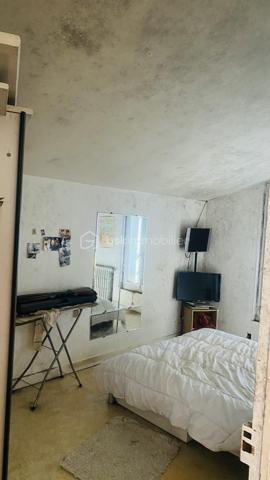 Votre agent BSK immobilier vous présente cette propriété avec un très grand potentiel pour habiter ou pour investir !!! 

**Un rafraîchissement est nécessaire mais sera immédiatement rentabilisé**

Il s’agit d’un ensemble de : maison de 98 m² + un local commercial communicant de 183m² (ancienne boucherie) + une dépendance de 2 pièces de 55m²
Composition : 
Au rez-de-chaussée : Vous franchissez la porte d'entrée et arrivez sur une entrée desservant un séjour de 13.5m², un WC et une porte au fond de cette entrée, qui communique avec le local commercial qui se compose de :
-	Avant boutique d’une surface de 35m²
-	Un laboratoire de charcuterie de 30m²
-	Un laboratoire de boucherie de 49m²
-	Un vestiaire de 20m² avec 2 WC une douche
Au premier étage : En haut des escaliers vous arrivez sur un palier desservant 3 grandes chambres : 
-	Une première chambre de 18m² avec une salle d’eau et WC
-	Une deuxième chambre 12 m² 
-	Une troisième chambre de 15m² donnant sur une pièce de 5 m² (utilités : bureau ou dressing) 
-	Une porte au fond du palier qui vous mène vers un grenier de 45m² avec deux pièces.
Les dépendances :
Au rez-de-chaussée deux grands garages collés, de 28m² chacun
Au premier étage : Une petite maison de 55m² avec un dégagement, une cuisine, séjour avec placard, une chambre, une salle d’eau et un balcon couvert. 
Un terrain de 550 m² clôturé, complète cette propriété.
Les équipements : 
Chauffage à gaz de ville (radiateurs)
Fenêtres à double vitrage avec des volets 
Proximité :
Ecoles élémentaire et primaire à 800m 
A 5 minutes à pied du centre-ville 
A 5 minutes de la gare de Romilly sur Siene ( 1h10 minutes de Paris Est) 
Les commerces ( ALDI , LIDL, LECLERC,BUT , Action , Gémo…) 
A équidistance de 35 Km entre Provins 77 et la grande ville de Troyes.

Venez vite découvrir cette belle occasion et je serai ravis de répondre à vos questions et de vous aider à vous projeter selon vos besoins ! 
A très vite !