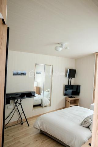 Votre agent BSK immobilier vous présente cette propriété avec un très grand potentiel pour habiter ou pour investir !!! 

**Un rafraîchissement est nécessaire mais sera immédiatement rentabilisé**

Il s’agit d’un ensemble de : maison de 98 m² + un local commercial communicant de 183m² (ancienne boucherie) + une dépendance de 2 pièces de 55m²
Composition : 
Au rez-de-chaussée : Vous franchissez la porte d'entrée et arrivez sur une entrée desservant un séjour de 13.5m², un WC et une porte au fond de cette entrée, qui communique avec le local commercial qui se compose de :
-	Avant boutique d’une surface de 35m²
-	Un laboratoire de charcuterie de 30m²
-	Un laboratoire de boucherie de 49m²
-	Un vestiaire de 20m² avec 2 WC une douche
Au premier étage : En haut des escaliers vous arrivez sur un palier desservant 3 grandes chambres : 
-	Une première chambre de 18m² avec une salle d’eau et WC
-	Une deuxième chambre 12 m² 
-	Une troisième chambre de 15m² donnant sur une pièce de 5 m² (utilités : bureau ou dressing) 
-	Une porte au fond du palier qui vous mène vers un grenier de 45m² avec deux pièces.
Les dépendances :
Au rez-de-chaussée deux grands garages collés, de 28m² chacun
Au premier étage : Une petite maison de 55m² avec un dégagement, une cuisine, séjour avec placard, une chambre, une salle d’eau et un balcon couvert. 
Un terrain de 550 m² clôturé, complète cette propriété.
Les équipements : 
Chauffage à gaz de ville (radiateurs)
Fenêtres à double vitrage avec des volets 
Proximité :
Ecoles élémentaire et primaire à 800m 
A 5 minutes à pied du centre-ville 
A 5 minutes de la gare de Romilly sur Siene ( 1h10 minutes de Paris Est) 
Les commerces ( ALDI , LIDL, LECLERC,BUT , Action , Gémo…) 
A équidistance de 35 Km entre Provins 77 et la grande ville de Troyes.

Venez vite découvrir cette belle occasion et je serai ravis de répondre à vos questions et de vous aider à vous projeter selon vos besoins ! 
A très vite !