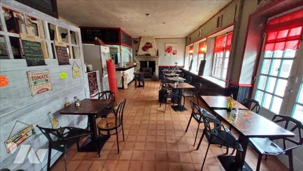 HUELGOAT - IMMEUBLE D'HABITATION ET COMMERCE