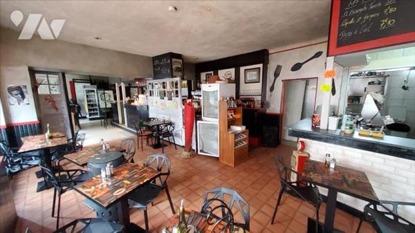 HUELGOAT - IMMEUBLE D'HABITATION ET COMMERCE