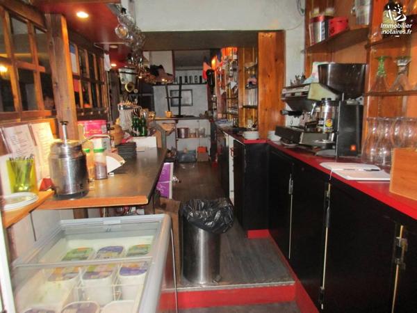 HUELGOAT - IMMEUBLE D'HABITATION ET COMMERCE