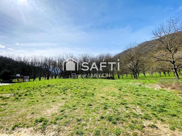 Terrain viabilisé, secteur calme et ensoleillé.