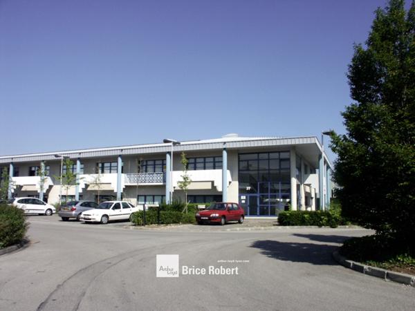 Bureaux à vendre ou à louer à Bron dans parc tertiaire lumineux et refait à neuf