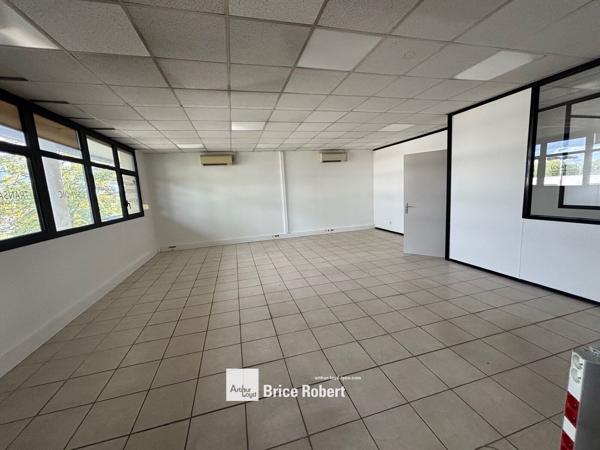 Bureaux à vendre ou à louer à Bron dans parc tertiaire lumineux et refait à neuf