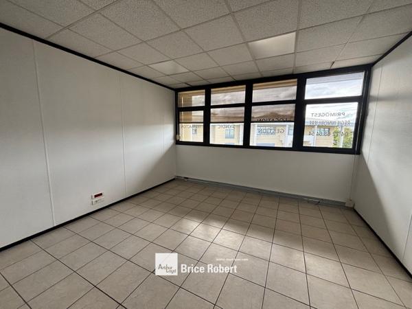 Bureaux à vendre ou à louer à Bron dans parc tertiaire lumineux et refait à neuf