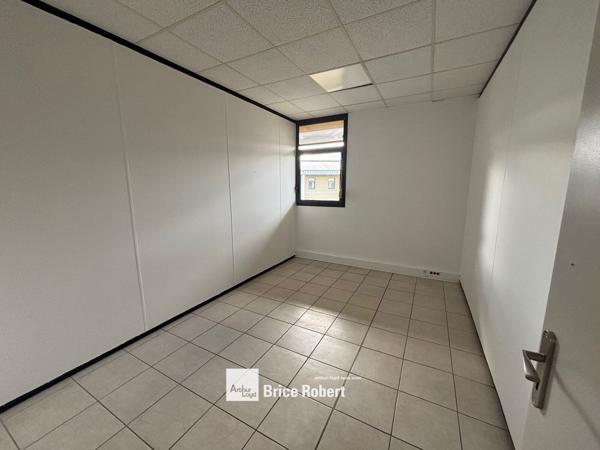 Bureaux à vendre ou à louer à Bron dans parc tertiaire lumineux et refait à neuf