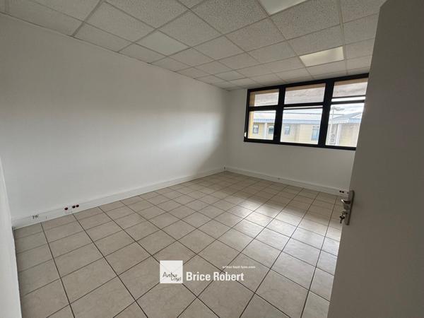 Bureaux à vendre ou à louer à Bron dans parc tertiaire lumineux et refait à neuf