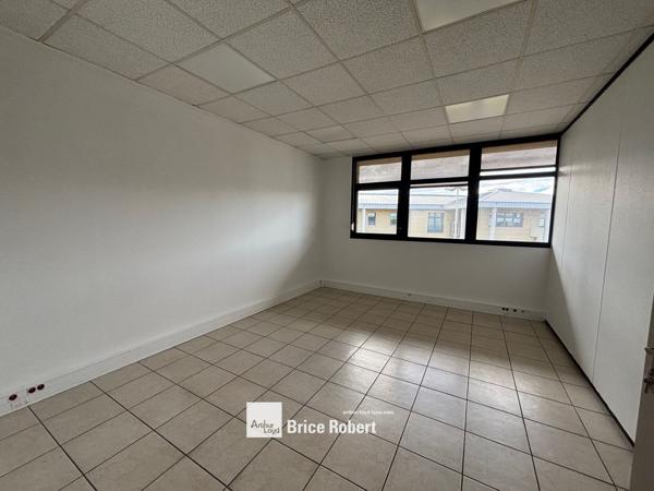 Bureaux à vendre ou à louer à Bron dans parc tertiaire lumineux et refait à neuf