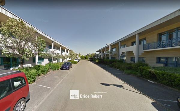 Bureaux à vendre ou à louer à Bron dans parc tertiaire lumineux et refait à neuf