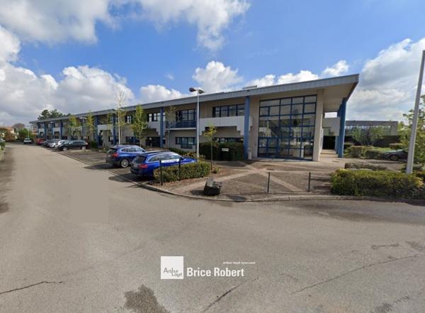 Bureaux à vendre ou à louer à Bron dans parc tertiaire lumineux et refait à neuf