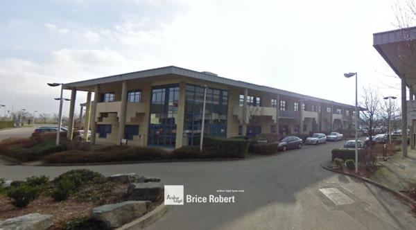 Bureaux à vendre ou à louer à Bron dans parc tertiaire lumineux et refait à neuf