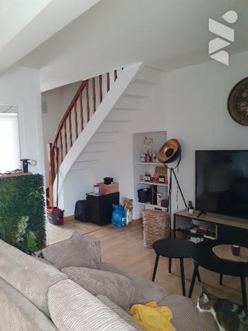 maison de ville: séjour-cuisine, 2 ch , salle d'eau, courette et buanderie,  jardin