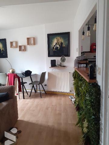 maison de ville: séjour-cuisine, 2 ch , salle d'eau, courette et buanderie,  jardin