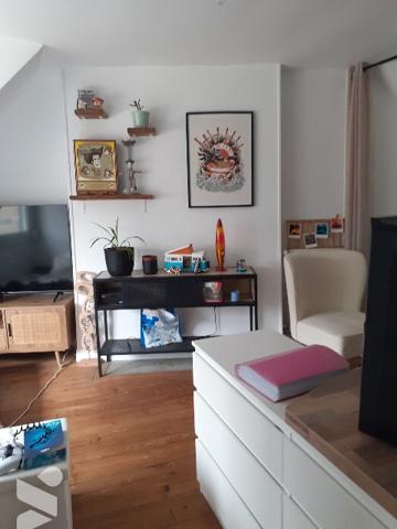 maison de ville: séjour-cuisine, 2 ch , salle d'eau, courette et buanderie,  jardin