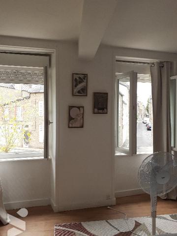 maison de ville: séjour-cuisine, 2 ch , salle d'eau, courette et buanderie,  jardin
