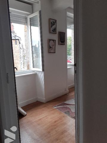 maison de ville: séjour-cuisine, 2 ch , salle d'eau, courette et buanderie,  jardin
