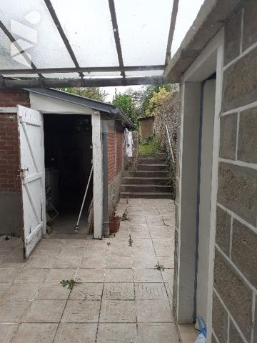 maison de ville: séjour-cuisine, 2 ch , salle d'eau, courette et buanderie,  jardin