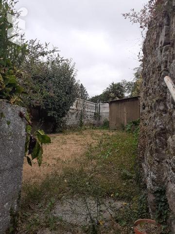maison de ville: séjour-cuisine, 2 ch , salle d'eau, courette et buanderie,  jardin
