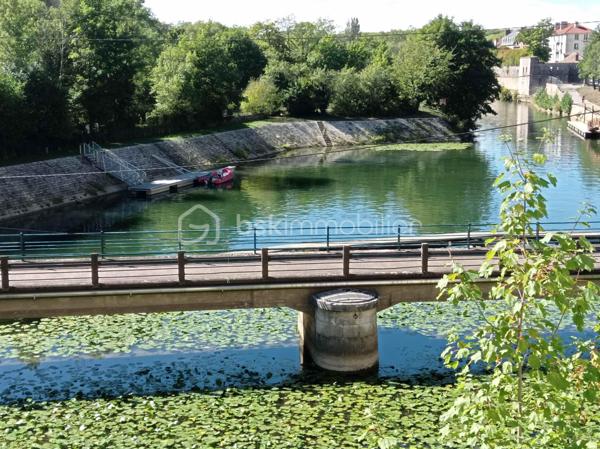 Laissez vous séduire pour cet appartement type 3 neuf en cours de finitions, situé au premier étage, dans un ancien immeuble restauré, idéalement situé à proximité du doubs, pour pouvoir faire des ballades, jogging, vélo, et le privilège de pouvoir aller au centre-ville à pied ou à vélo!!!!
Imaginez vous.....dans cet appartement qui vous propose: une entrée avec une porte blindée, votre pièce de vie cuisine sur séjour-salon spacieux avec un accès sur une grande terrasse et sa vue sur le doubs , deux chambres , un cabinet de toilette avec lave-main, une salle d'eau équipée avec une douche.
Votre appartement possède un chauffage en aérothermie+ clim réversible en basse consommation, des prestations et finitions de qualité,une place de parking privative, frais de notaire réduit, honoraires inclus charge vendeur.
Attention, les photos des communs sont de 2022, vente de la première tranche d'appartements, pour avoir un visuel des communs terminé.
Votre nouvel espace de vie vous attend!!!