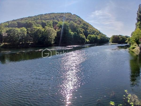 Laissez vous séduire pour cet appartement type 3 neuf en cours de finitions, situé au premier étage, dans un ancien immeuble restauré, idéalement situé à proximité du doubs, pour pouvoir faire des ballades, jogging, vélo, et le privilège de pouvoir aller au centre-ville à pied ou à vélo!!!!
Imaginez vous.....dans cet appartement qui vous propose: une entrée avec une porte blindée, votre pièce de vie cuisine sur séjour-salon spacieux avec un accès sur une grande terrasse et sa vue sur le doubs , deux chambres , un cabinet de toilette avec lave-main, une salle d'eau équipée avec une douche.
Votre appartement possède un chauffage en aérothermie+ clim réversible en basse consommation, des prestations et finitions de qualité,une place de parking privative, frais de notaire réduit, honoraires inclus charge vendeur.
Attention, les photos des communs sont de 2022, vente de la première tranche d'appartements, pour avoir un visuel des communs terminé.
Votre nouvel espace de vie vous attend!!!