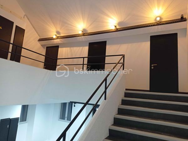 Laissez vous séduire pour cet appartement type 3 neuf en cours de finitions, situé au premier étage, dans un ancien immeuble restauré, idéalement situé à proximité du doubs, pour pouvoir faire des ballades, jogging, vélo, et le privilège de pouvoir aller au centre-ville à pied ou à vélo!!!!
Imaginez vous.....dans cet appartement qui vous propose: une entrée avec une porte blindée, votre pièce de vie cuisine sur séjour-salon spacieux avec un accès sur une grande terrasse et sa vue sur le doubs , deux chambres , un cabinet de toilette avec lave-main, une salle d'eau équipée avec une douche.
Votre appartement possède un chauffage en aérothermie+ clim réversible en basse consommation, des prestations et finitions de qualité,une place de parking privative, frais de notaire réduit, honoraires inclus charge vendeur.
Attention, les photos des communs sont de 2022, vente de la première tranche d'appartements, pour avoir un visuel des communs terminé.
Votre nouvel espace de vie vous attend!!!
