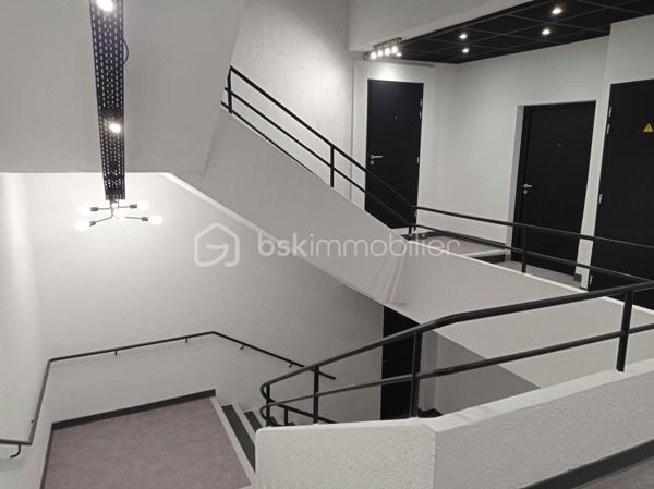 Laissez vous séduire pour cet appartement type 3 neuf en cours de finitions, situé au premier étage, dans un ancien immeuble restauré, idéalement situé à proximité du doubs, pour pouvoir faire des ballades, jogging, vélo, et le privilège de pouvoir aller au centre-ville à pied ou à vélo!!!!
Imaginez vous.....dans cet appartement qui vous propose: une entrée avec une porte blindée, votre pièce de vie cuisine sur séjour-salon spacieux avec un accès sur une grande terrasse et sa vue sur le doubs , deux chambres , un cabinet de toilette avec lave-main, une salle d'eau équipée avec une douche.
Votre appartement possède un chauffage en aérothermie+ clim réversible en basse consommation, des prestations et finitions de qualité,une place de parking privative, frais de notaire réduit, honoraires inclus charge vendeur.
Attention, les photos des communs sont de 2022, vente de la première tranche d'appartements, pour avoir un visuel des communs terminé.
Votre nouvel espace de vie vous attend!!!