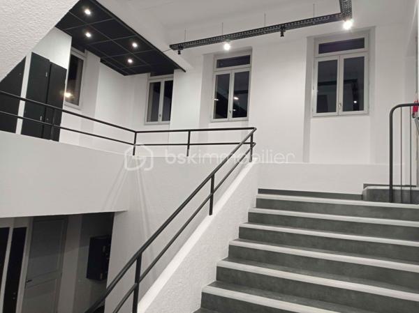 Laissez vous séduire pour cet appartement type 3 neuf en cours de finitions, situé au premier étage, dans un ancien immeuble restauré, idéalement situé à proximité du doubs, pour pouvoir faire des ballades, jogging, vélo, et le privilège de pouvoir aller au centre-ville à pied ou à vélo!!!!
Imaginez vous.....dans cet appartement qui vous propose: une entrée avec une porte blindée, votre pièce de vie cuisine sur séjour-salon spacieux avec un accès sur une grande terrasse et sa vue sur le doubs , deux chambres , un cabinet de toilette avec lave-main, une salle d'eau équipée avec une douche.
Votre appartement possède un chauffage en aérothermie+ clim réversible en basse consommation, des prestations et finitions de qualité,une place de parking privative, frais de notaire réduit, honoraires inclus charge vendeur.
Attention, les photos des communs sont de 2022, vente de la première tranche d'appartements, pour avoir un visuel des communs terminé.
Votre nouvel espace de vie vous attend!!!