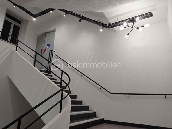 Laissez vous séduire pour cet appartement type 3 neuf en cours de finitions, situé au premier étage, dans un ancien immeuble restauré, idéalement situé à proximité du doubs, pour pouvoir faire des ballades, jogging, vélo, et le privilège de pouvoir aller au centre-ville à pied ou à vélo!!!!
Imaginez vous.....dans cet appartement qui vous propose: une entrée avec une porte blindée, votre pièce de vie cuisine sur séjour-salon spacieux avec un accès sur une grande terrasse et sa vue sur le doubs , deux chambres , un cabinet de toilette avec lave-main, une salle d'eau équipée avec une douche.
Votre appartement possède un chauffage en aérothermie+ clim réversible en basse consommation, des prestations et finitions de qualité,une place de parking privative, frais de notaire réduit, honoraires inclus charge vendeur.
Attention, les photos des communs sont de 2022, vente de la première tranche d'appartements, pour avoir un visuel des communs terminé.
Votre nouvel espace de vie vous attend!!!